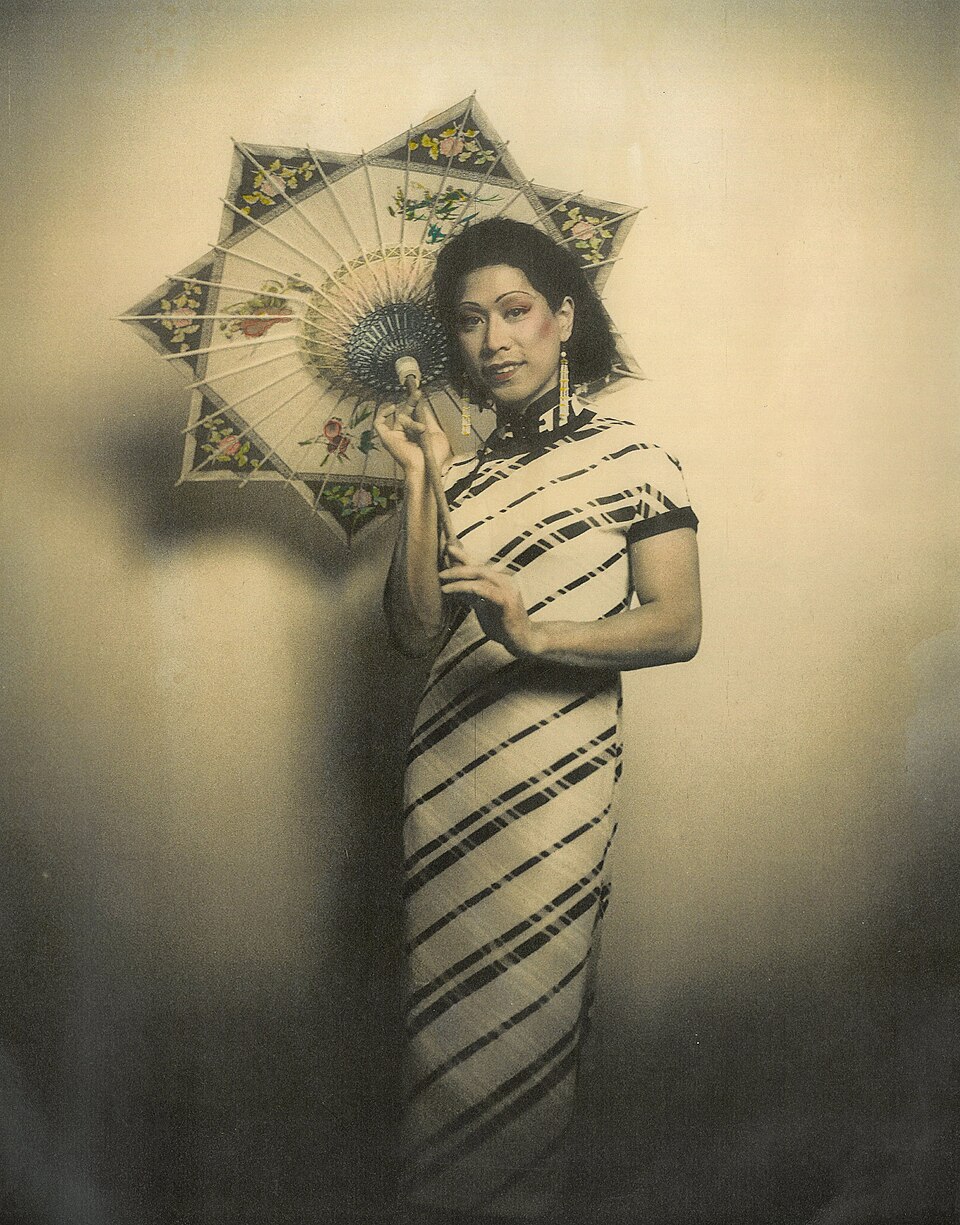 1930 年代上海，一位撑八角伞、穿旗袍的女士